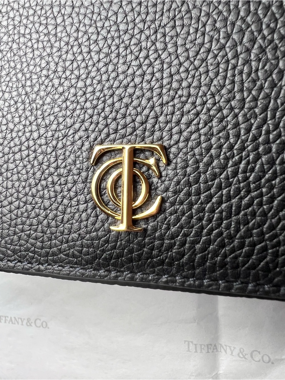 Tiffany & Co. Black Leather Crossbody bag with Gold plated Logo - Picture 11 of 12